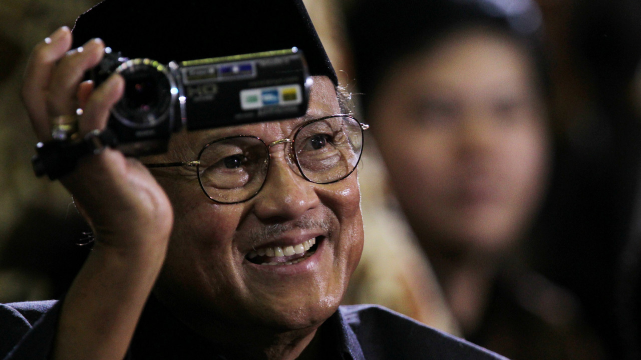 Mantan Presiden BJ Habibie, Foto Tahun 1998