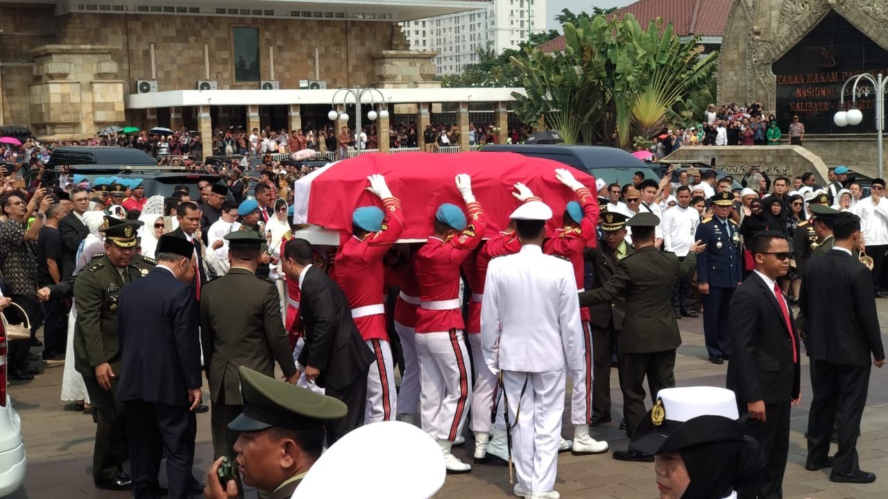 BJ Habibie Meninggal, Jenazah BJ Habibie tiba di TMP Kalibata, Jakarta Selatan, pada Kamis