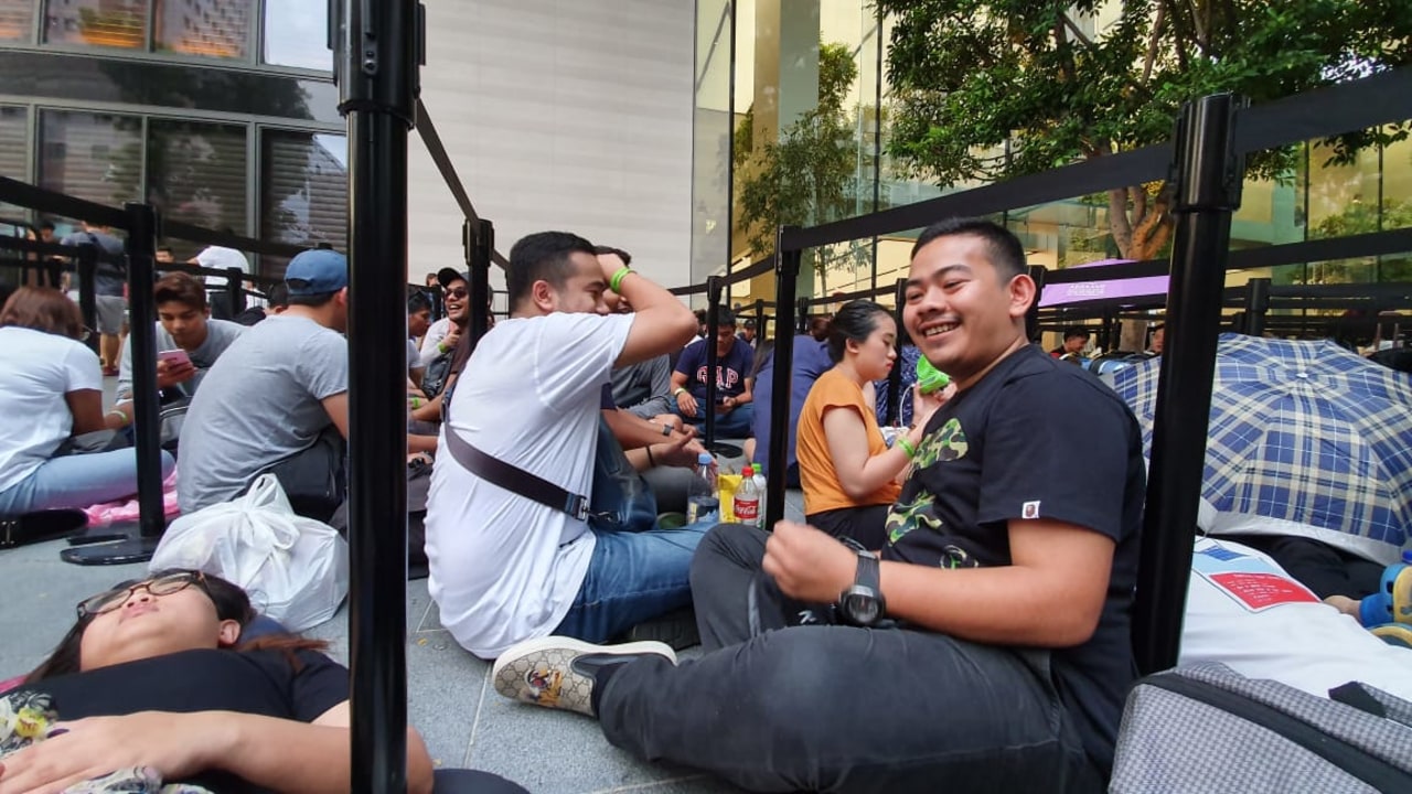 Antrean iPhone 11 di Singapura