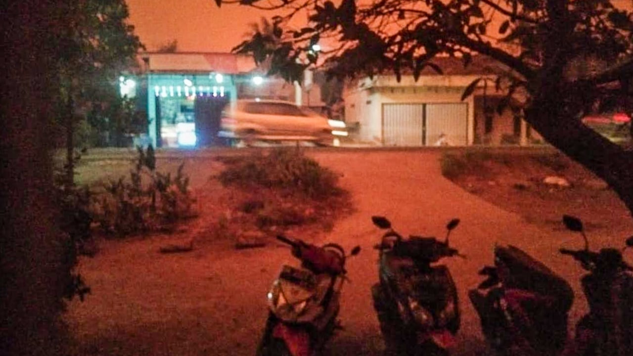 Suasana Langit Kota Jambi yang Memerah akibat Asap Karhutla