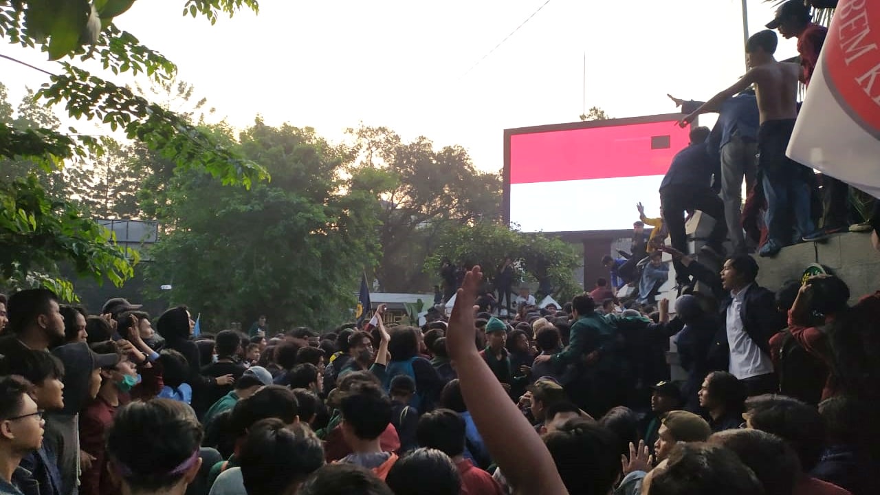 Aksi mahasiswa di depan Gedung DPRD Jabar