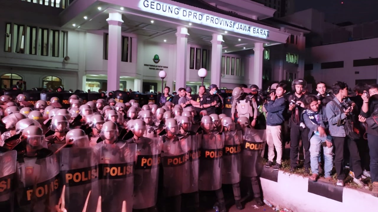 Aksi mahasiswa di depan Gedung DPRD Jabar