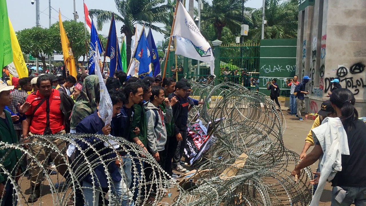 Mahasiswa Menerobos Kawat Berduri