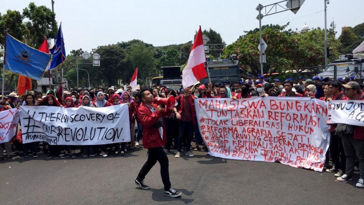 Mahasiswa berunjuk rasa di kawasan Istana Merdeka