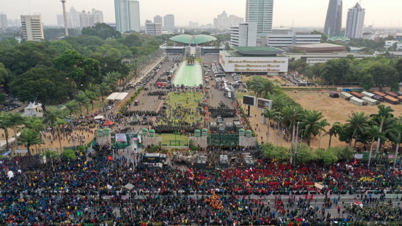 LIPSUS, UU KEBUT SEBULAN, Foto udara Demo Mahasiswa di Depan Gedung DPR RI