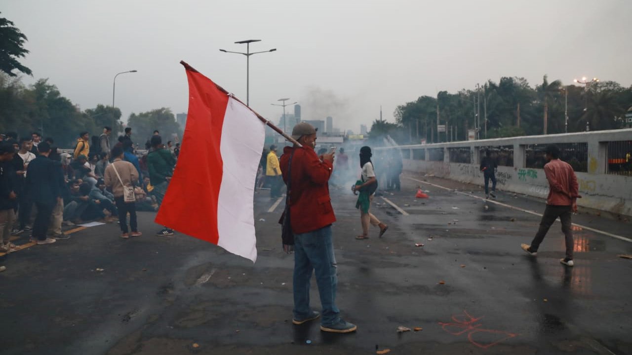 LIPSUS, UU KEBUT SEBULAN, Mahasiswa bertahan