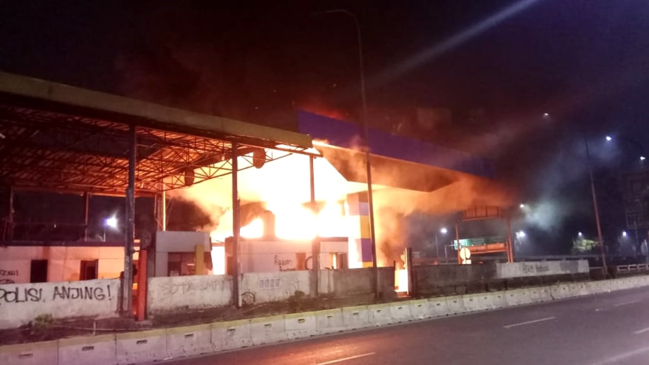 LIPSUS, UU KEBUT SEBULAN, Kondisi Pintu tol Pejompongan yang di bakar mahasiswa