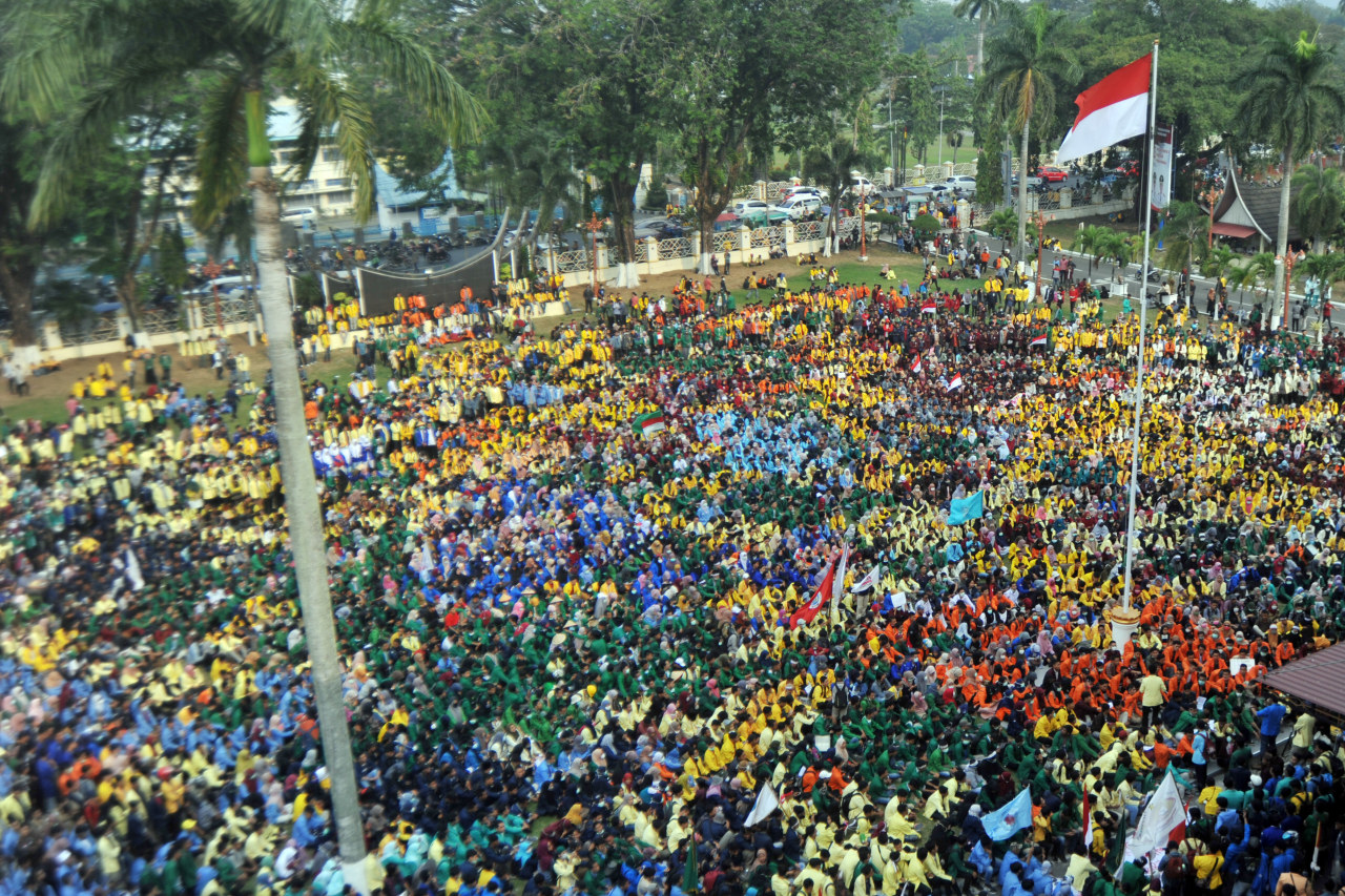 antarafoto-aksi-unjuk-rasa-mahasiswa-sumbar-240919-ief-2.jpg