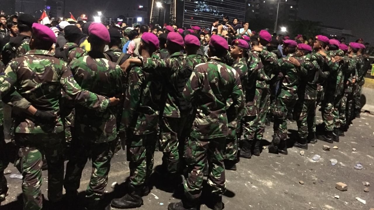 Pasukan Marinir saat negosiasi dengan warga