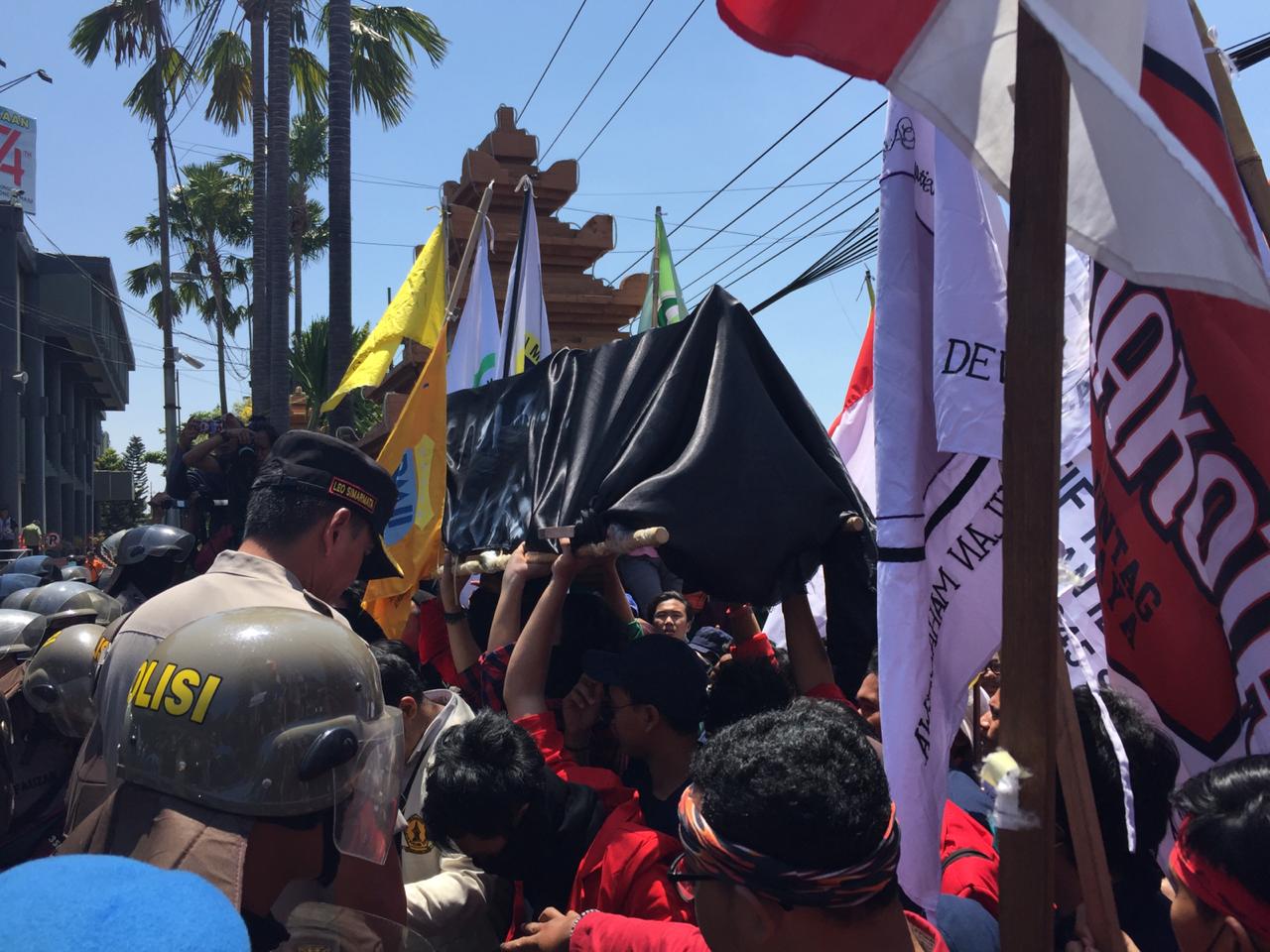 Mahasiwa di Surabaya demo di depan Gedung DPRD Jatim membawa keranda