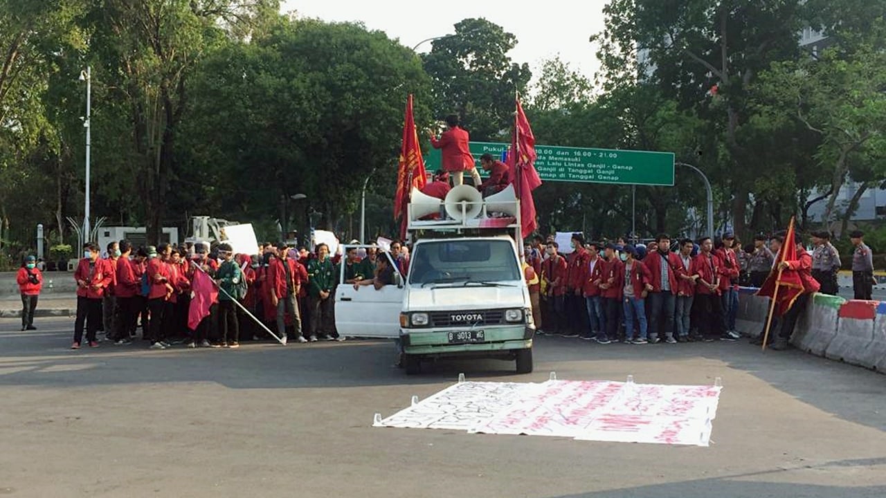 Unjuk rasa mahasiswa Uhamka di depan Istana Merdeka