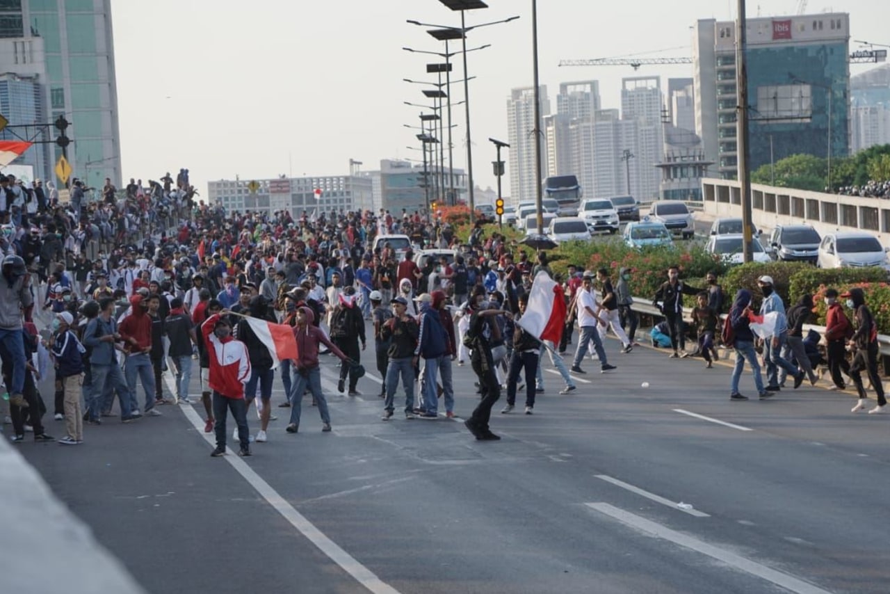 Aksi di DPR, Rusuh di Fly Over Slipi