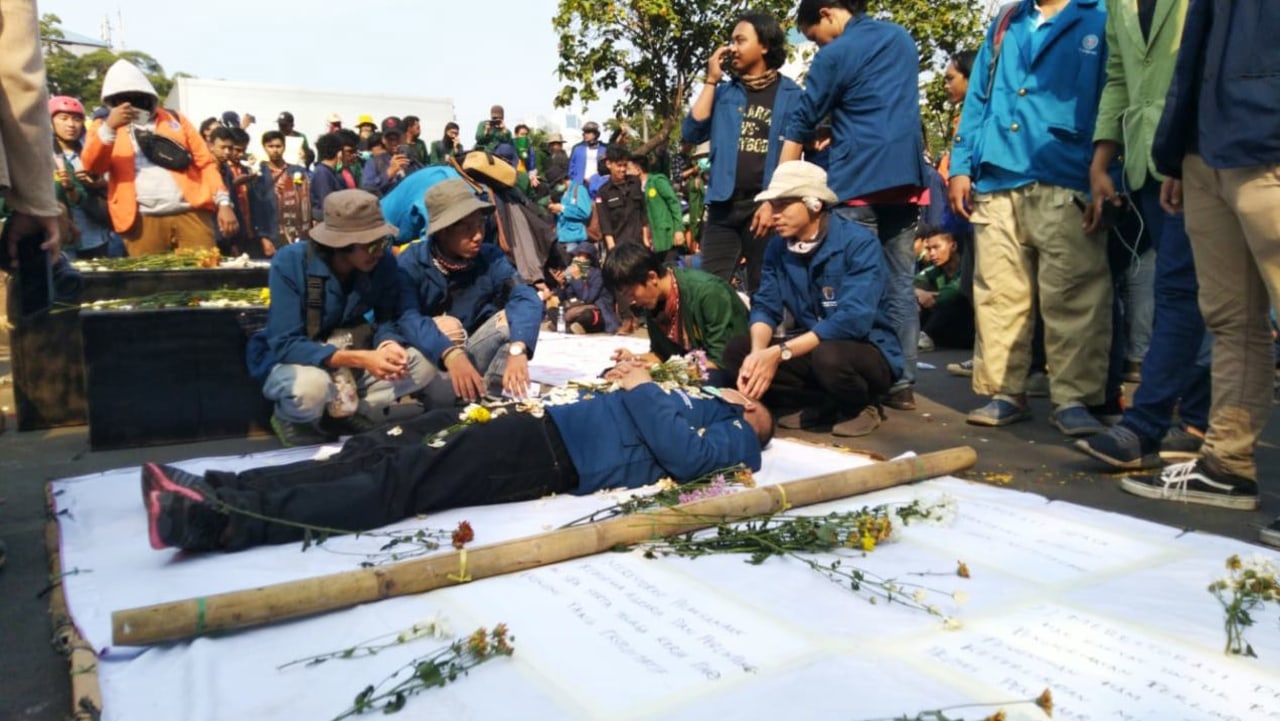 Aksi di DPR, Aksi teatrikal mahasiswa