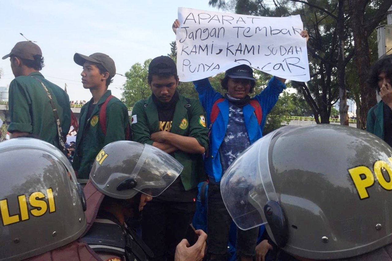 Aksi DPR, Interaksi Mahasiswa dan Polisi, bawah flyover Ladokgi