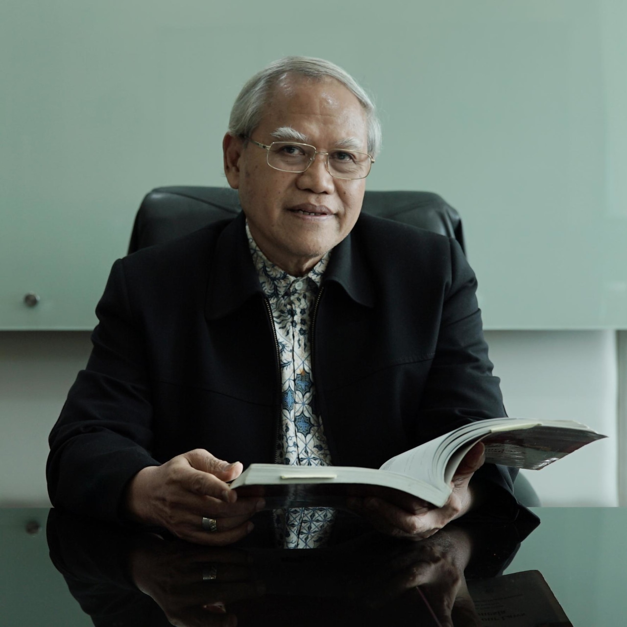 Lipsus,Square, Aloysius Uwiyono.