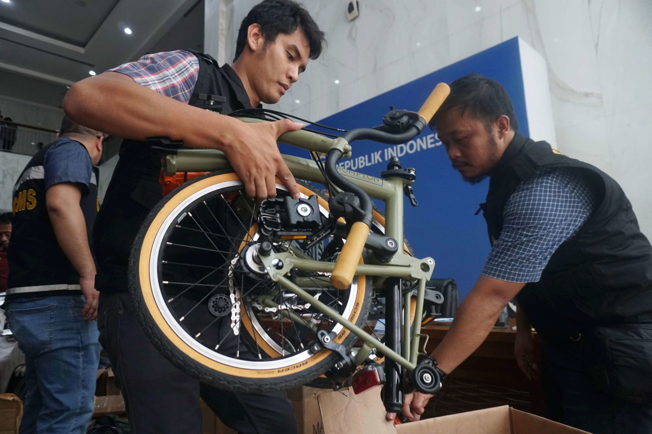 Brompton dan Harley Davidson, selundupan Garuda