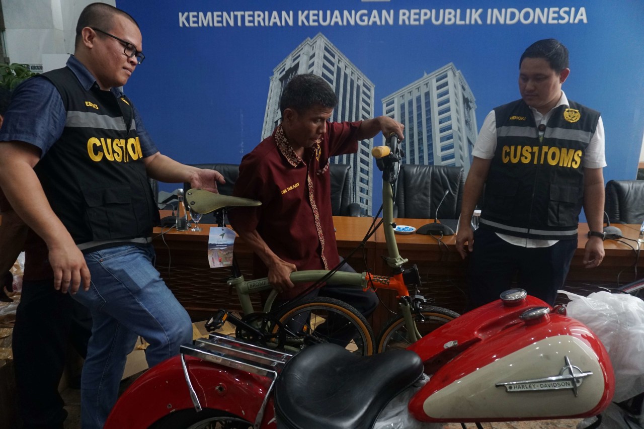 Brompton dan Harley Davidson, selundupan Garuda