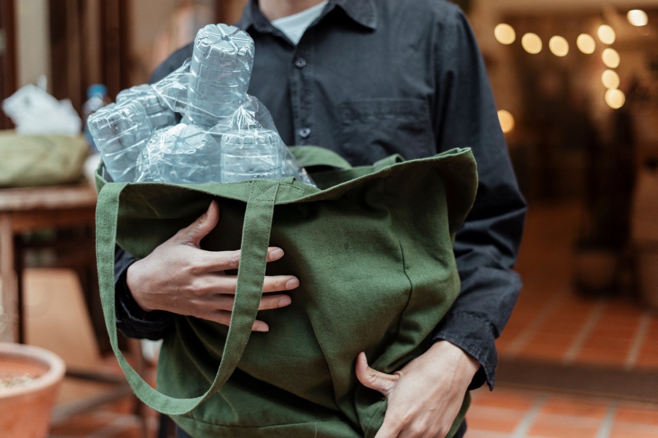 Mengumpulkan botol plastik