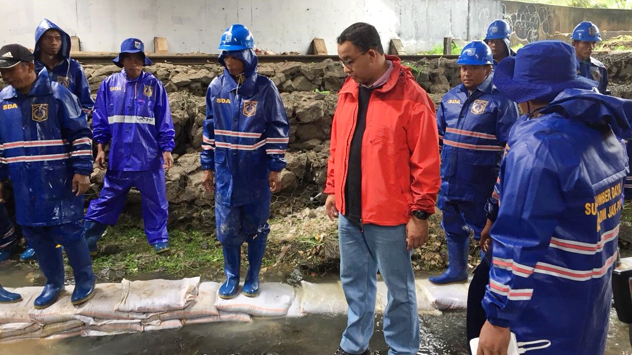 Anies Baswedan, tinjau tanggul 