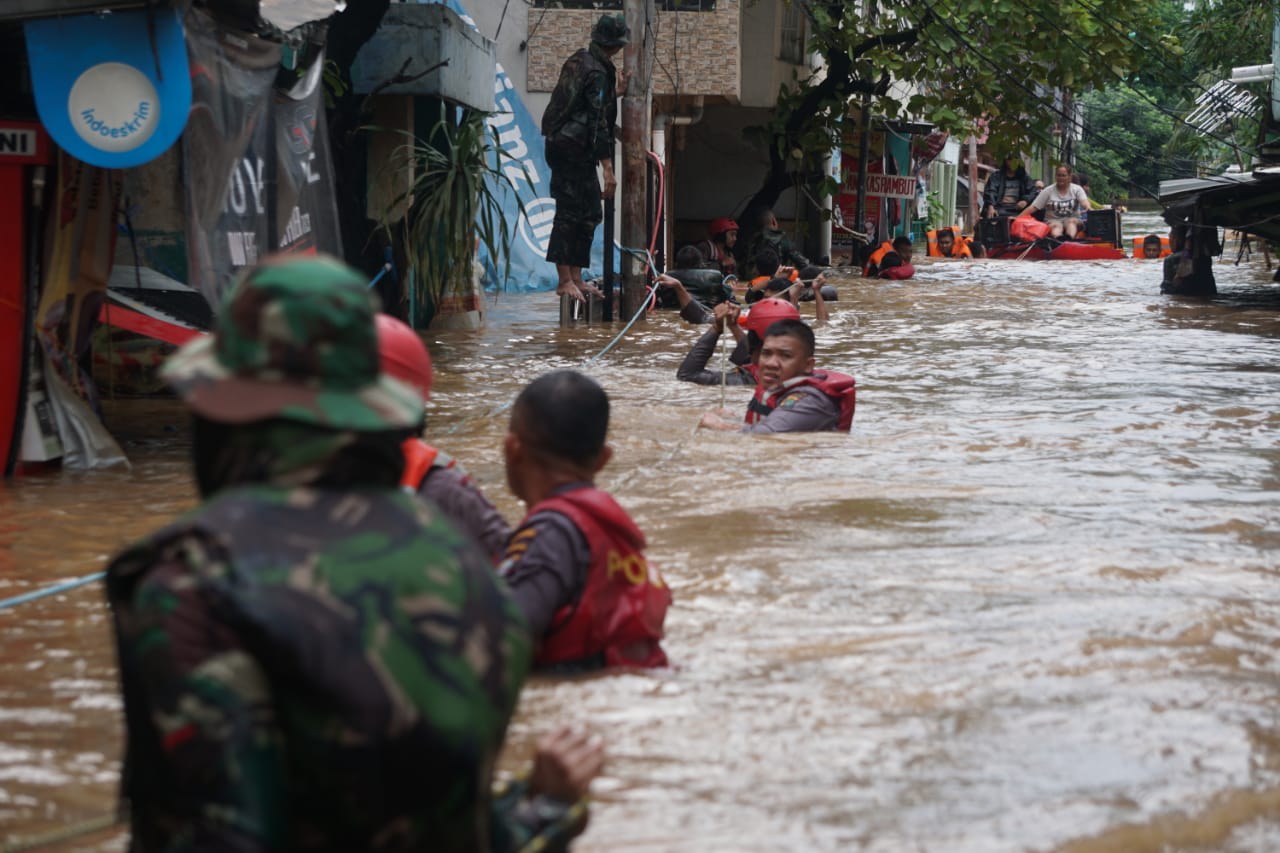 Banjir Cipinang Melayu, Evakuasi