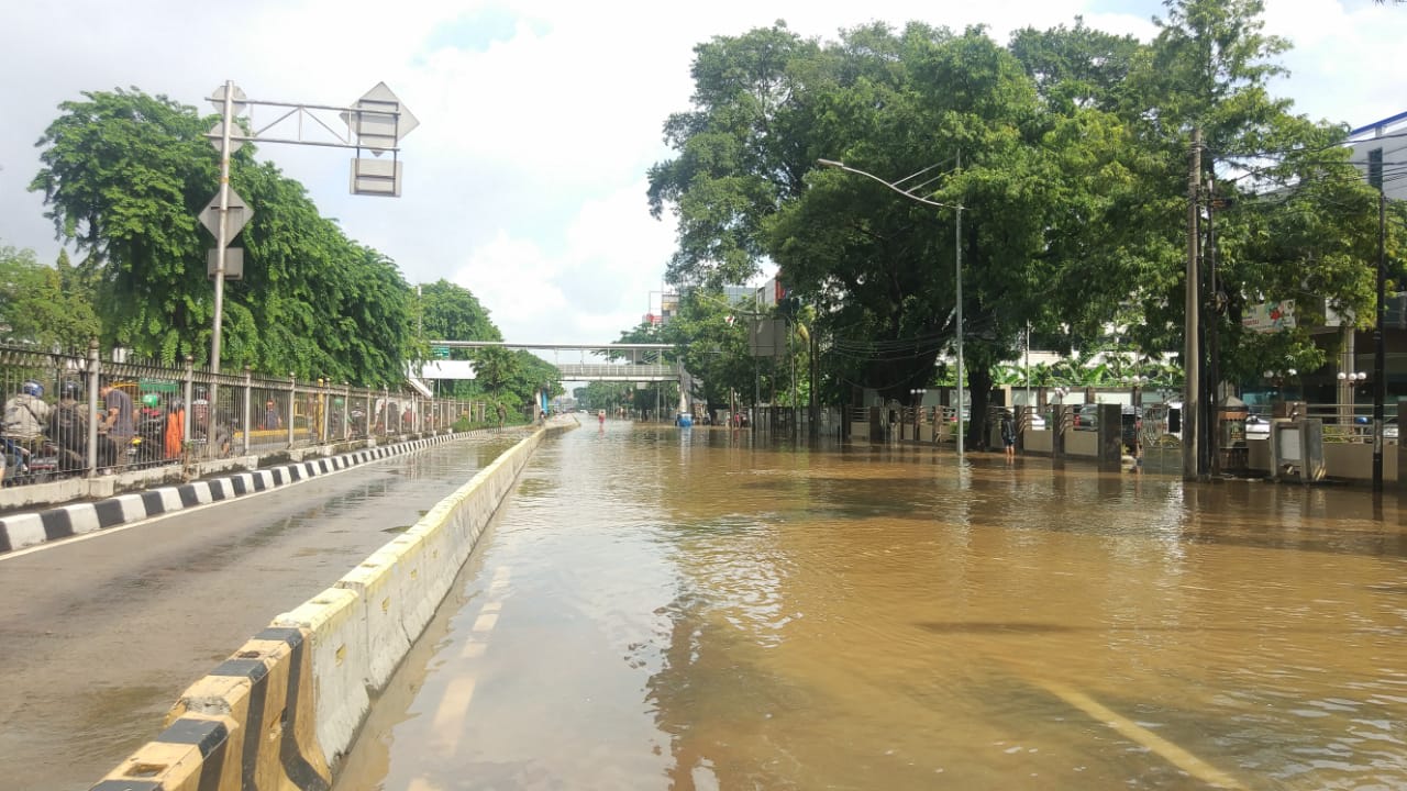 Banjir di kawasan Jalan Gunung Sahari Raya