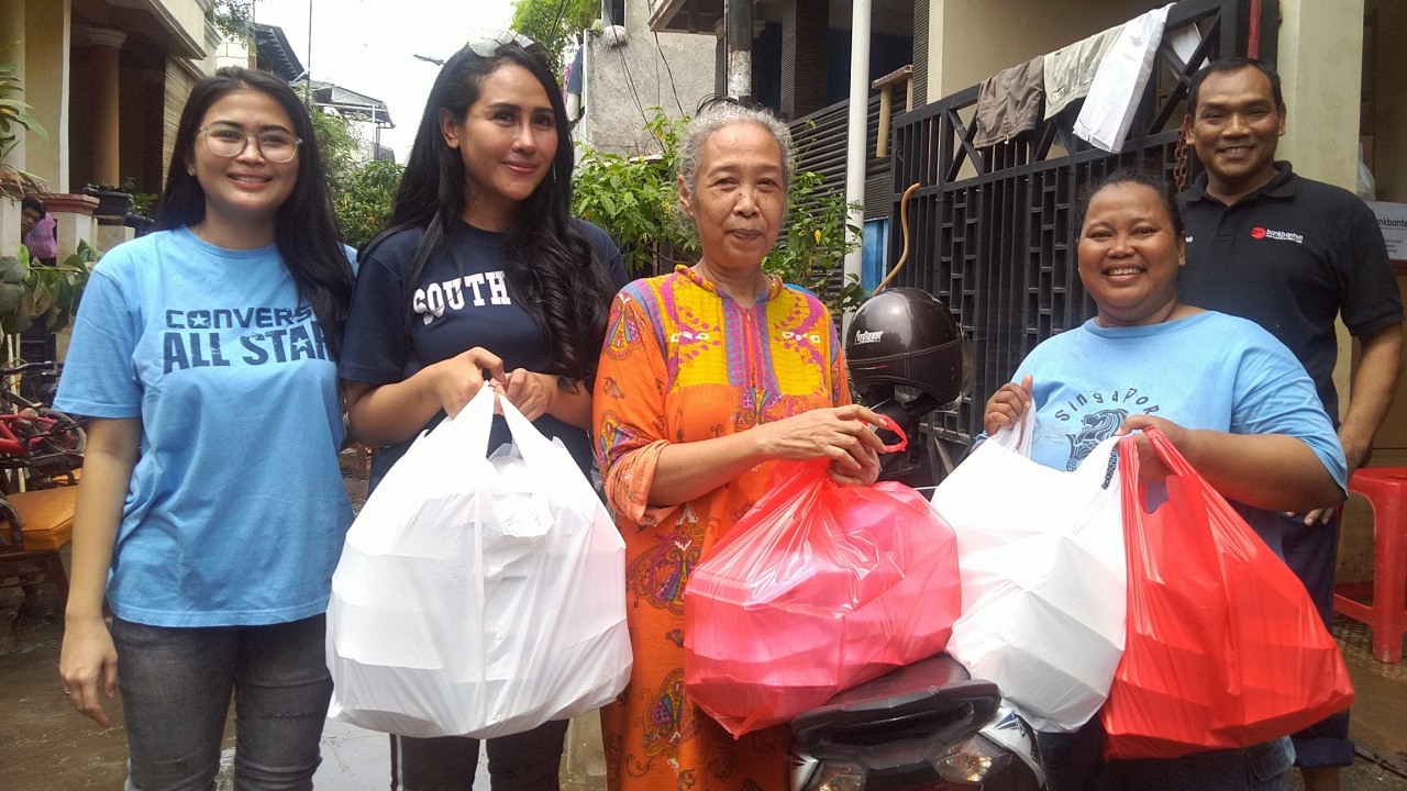 Ovy Sovianty dan Ratu Meta di lokasi banjir