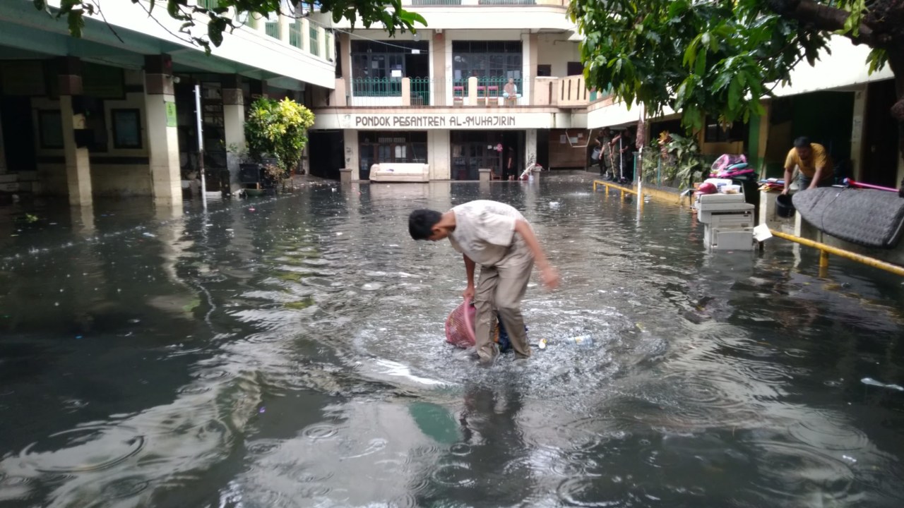 Kerja bakti di Teluk Gong, Jakarta Utara