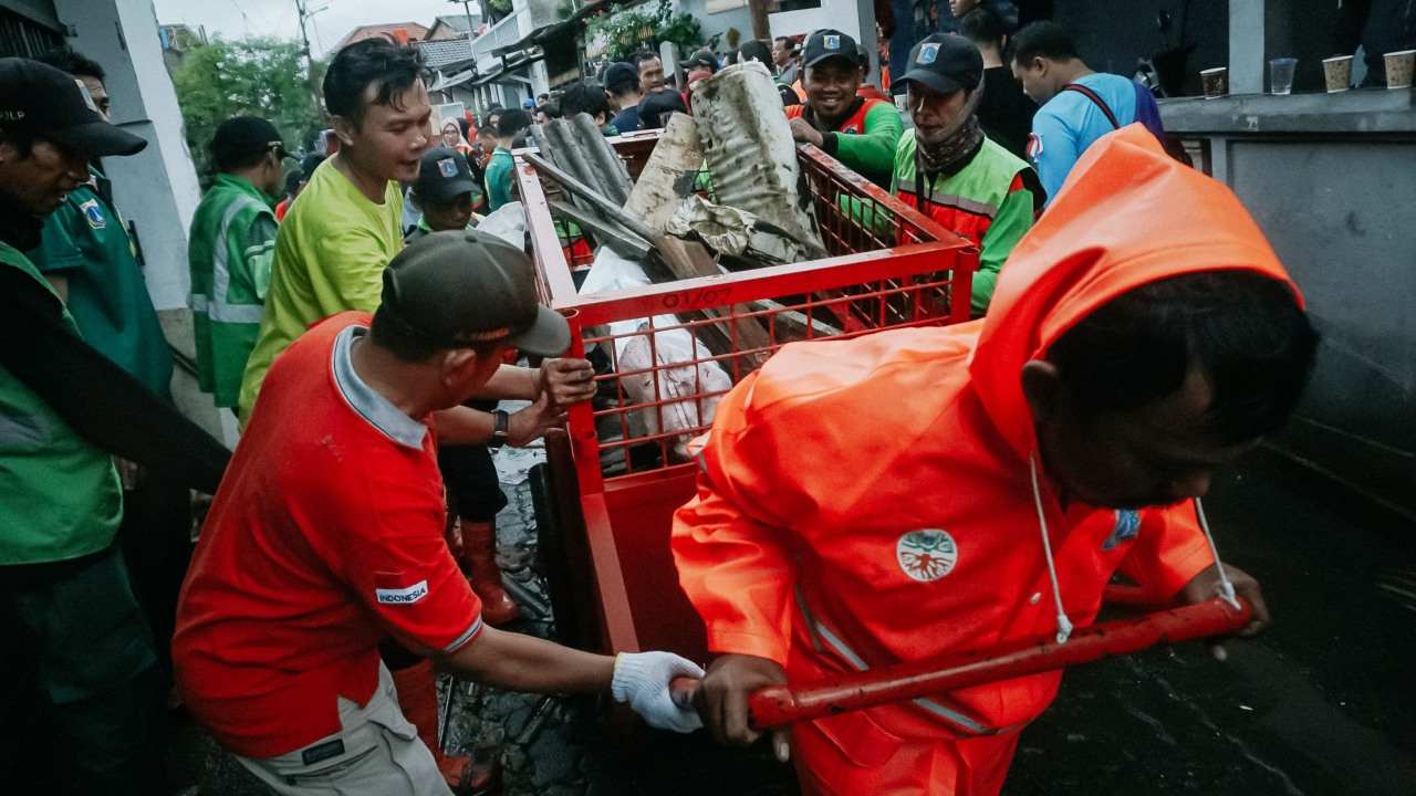 Kerja bakti bersama korban banjir 