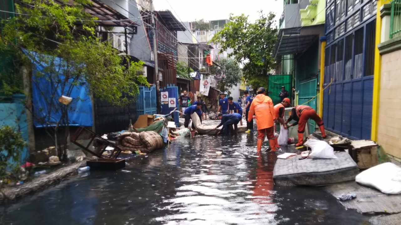 Kerja Bakti bersama warga korban banjir di Teluk Gong