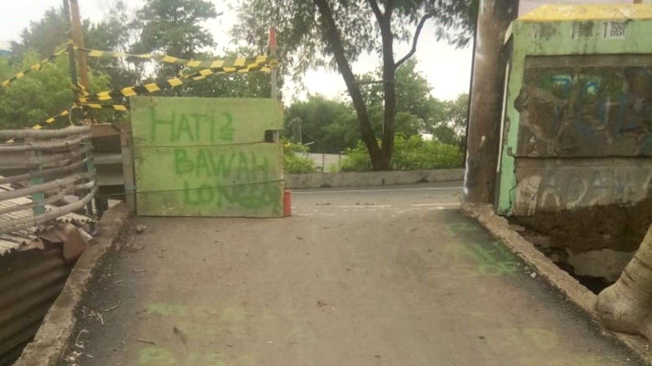 Longsor di Jalan Penggilingan Raya