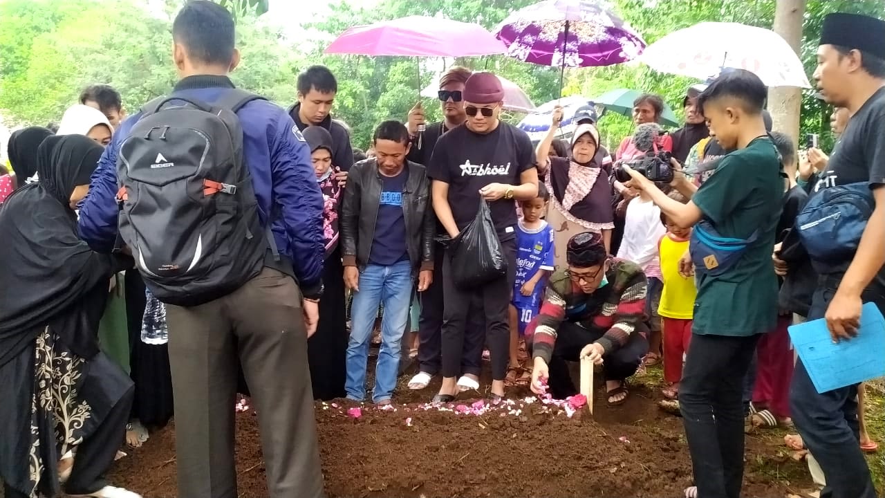 Pemakaman Lina Jubaedah di TPU Nagrog