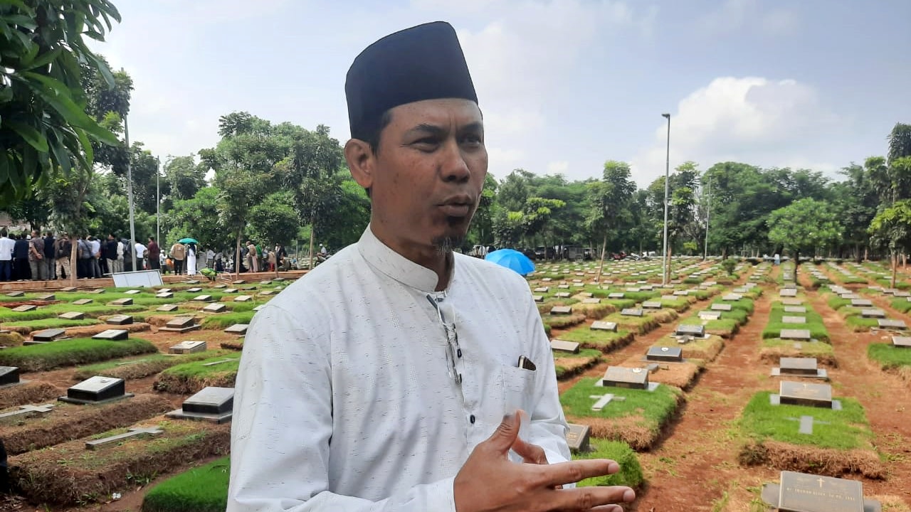 Munarman di TPU Pondok Rangon