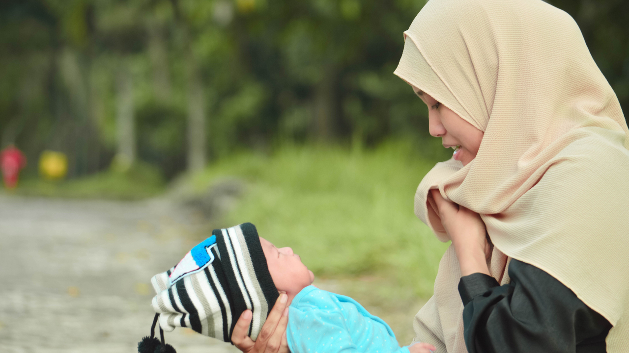 Ilustrasi ibu menyusui mengenakan hijab