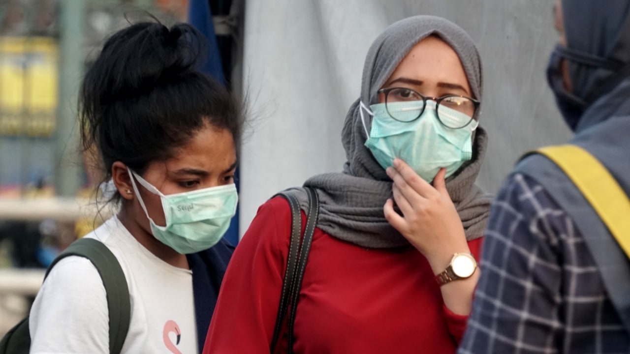 Warga Pakai Masker di Pasar Minggu