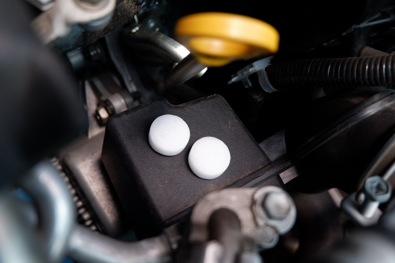 Kapur barus atau kamper yang diletakkan di ruang mesin mobil