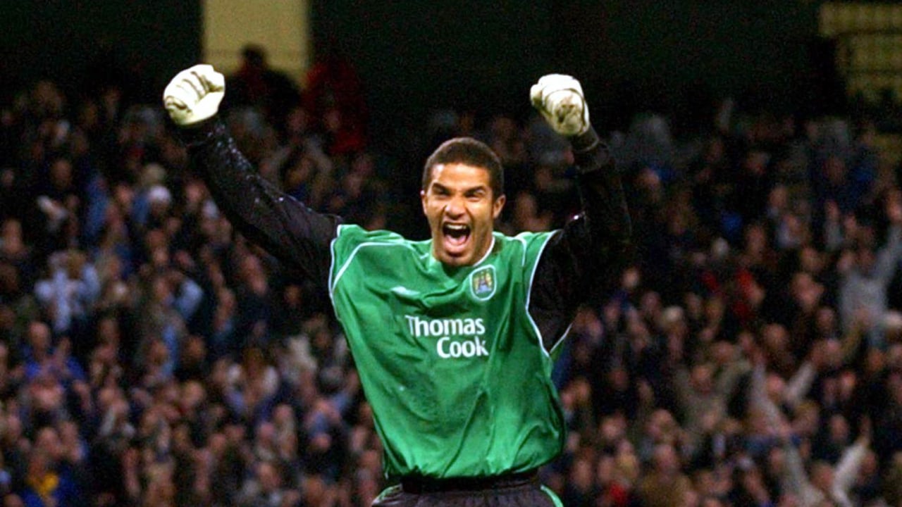 Supersoccer - David James saat membela Manchester City.