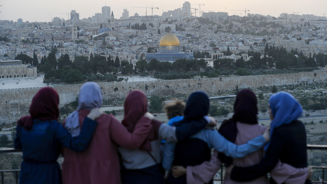 Warga Palestina berbuka puasa di bukit zaitun
