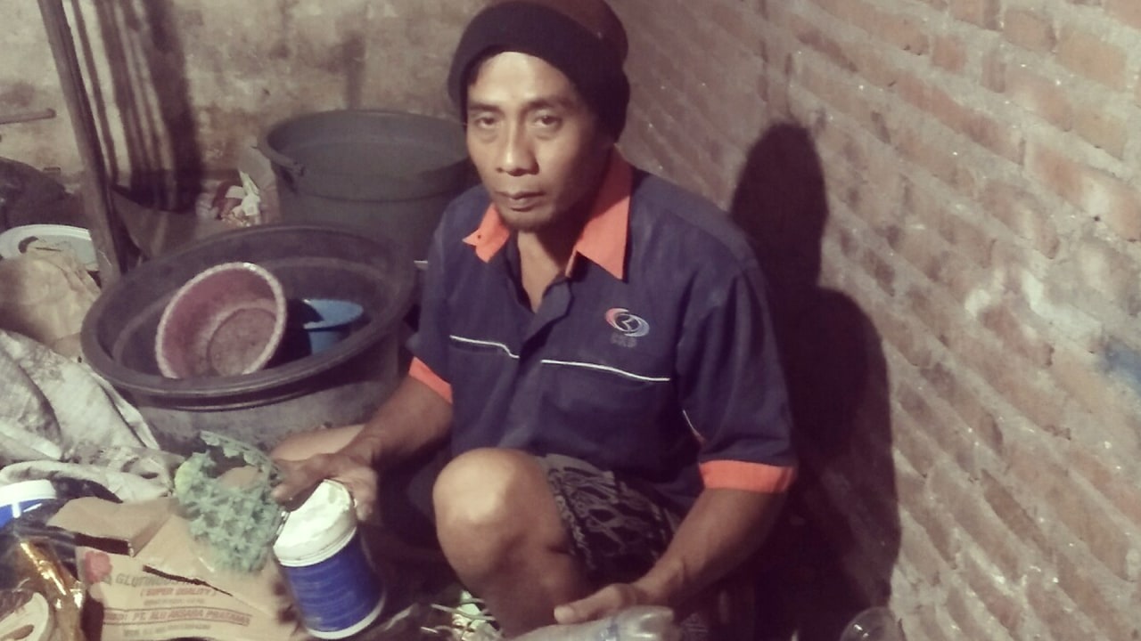 27-Menyortir-sampah-untuk-hidupi-anak-dan-istri.png