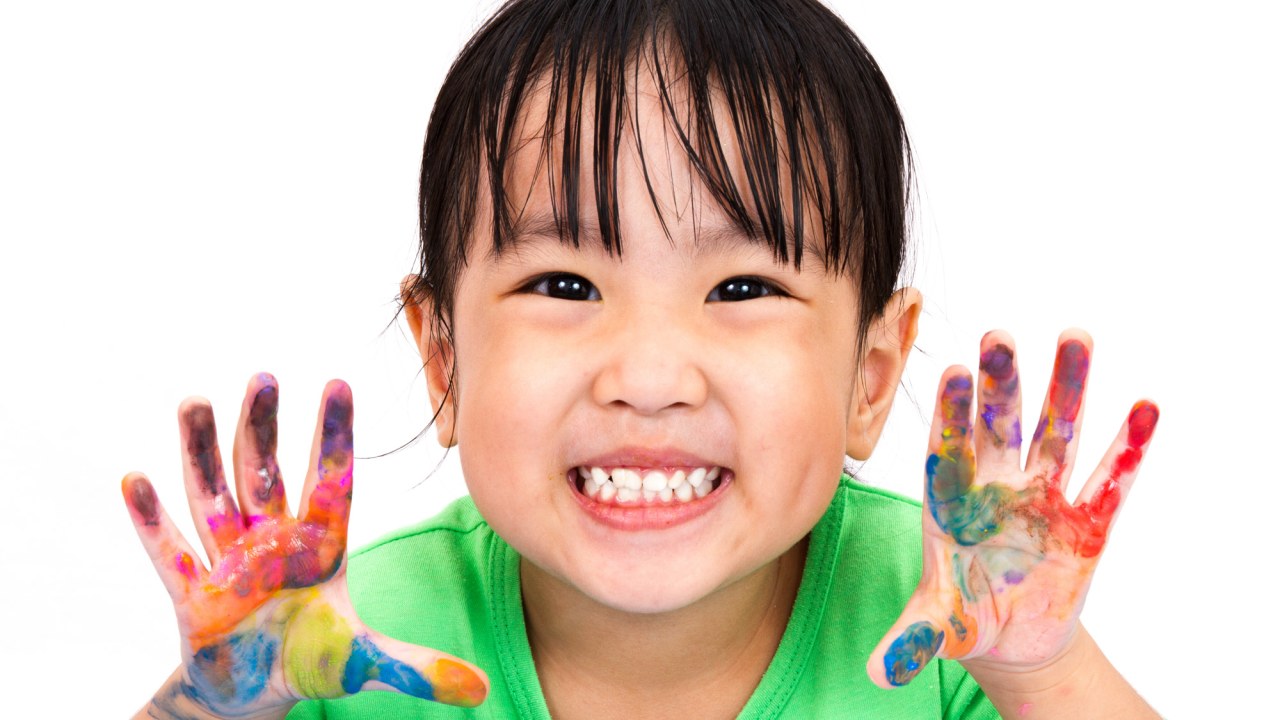 Ilustrasi anak bermain finger painting