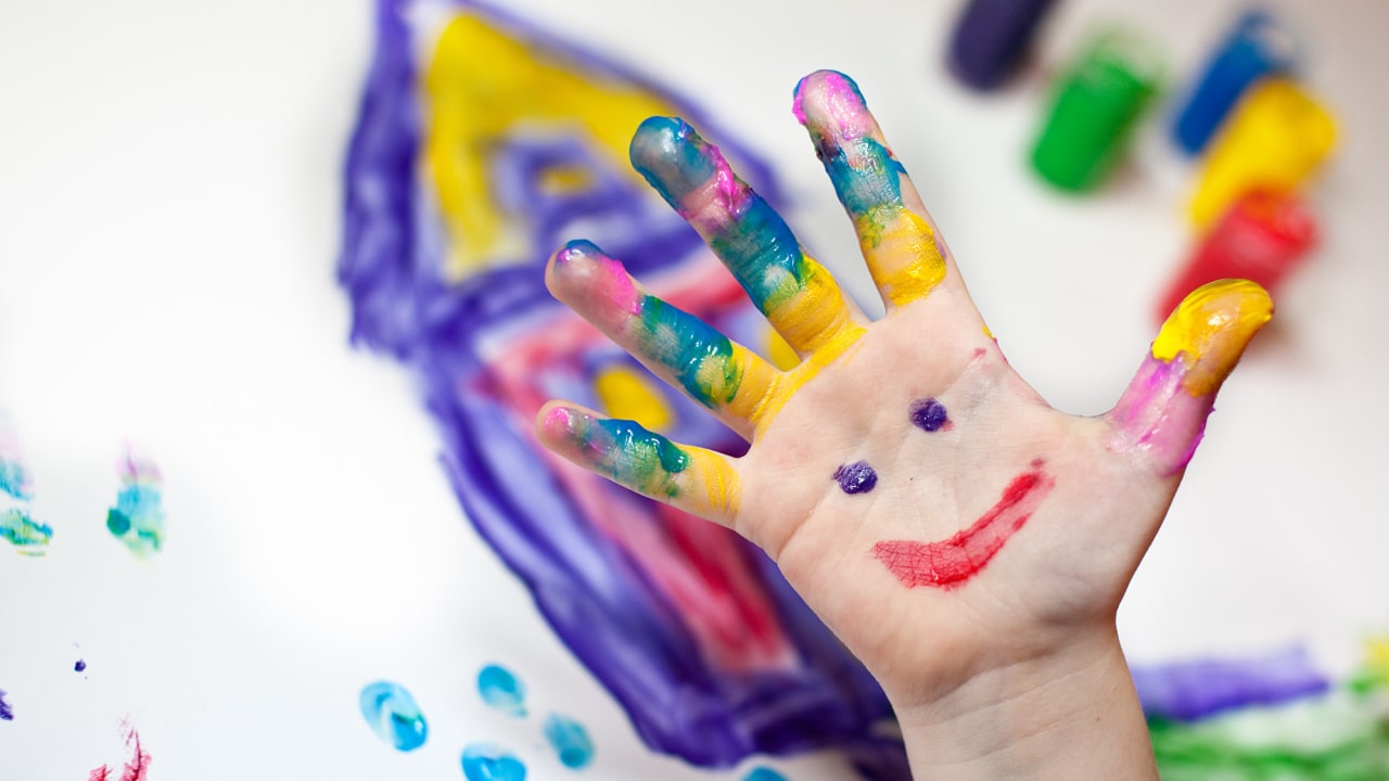 Ilustrasi anak bermain finger painting