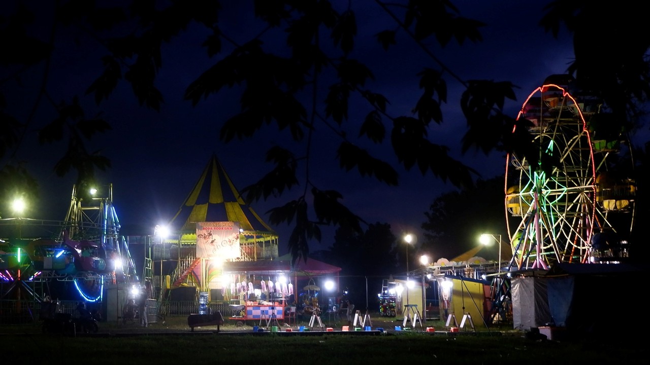 kumplus- Opini Andina Dwifatma- Pasar Malam