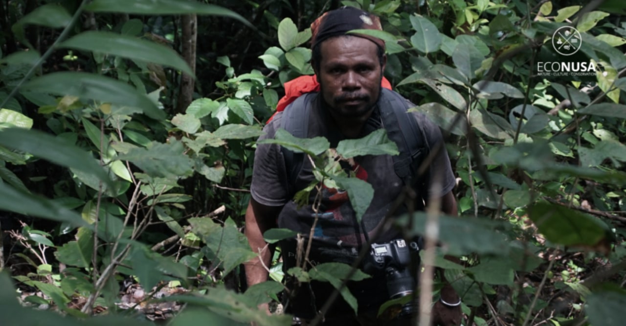 Seorang warga kampung di tengah hutan Saporkren.
