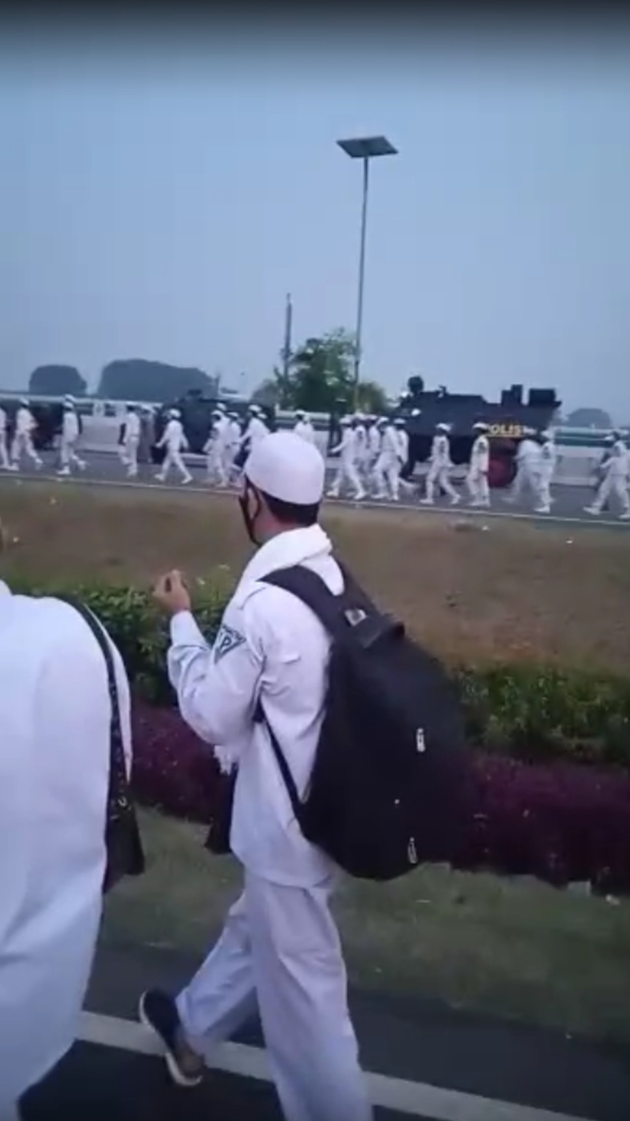 PTR- Massa yang akan menjemput Rizieq Syihab berjalan kaki