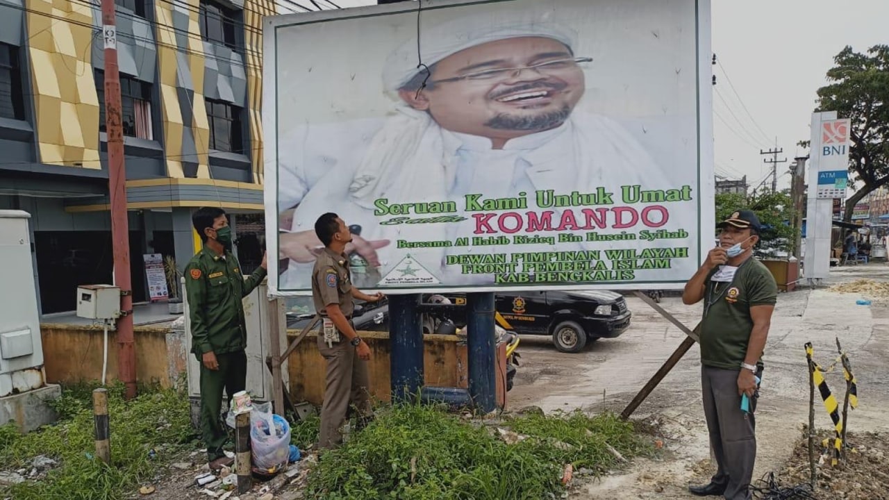 Baliho Rizieq Shihab Diturunkan Satpol PP.jpg
