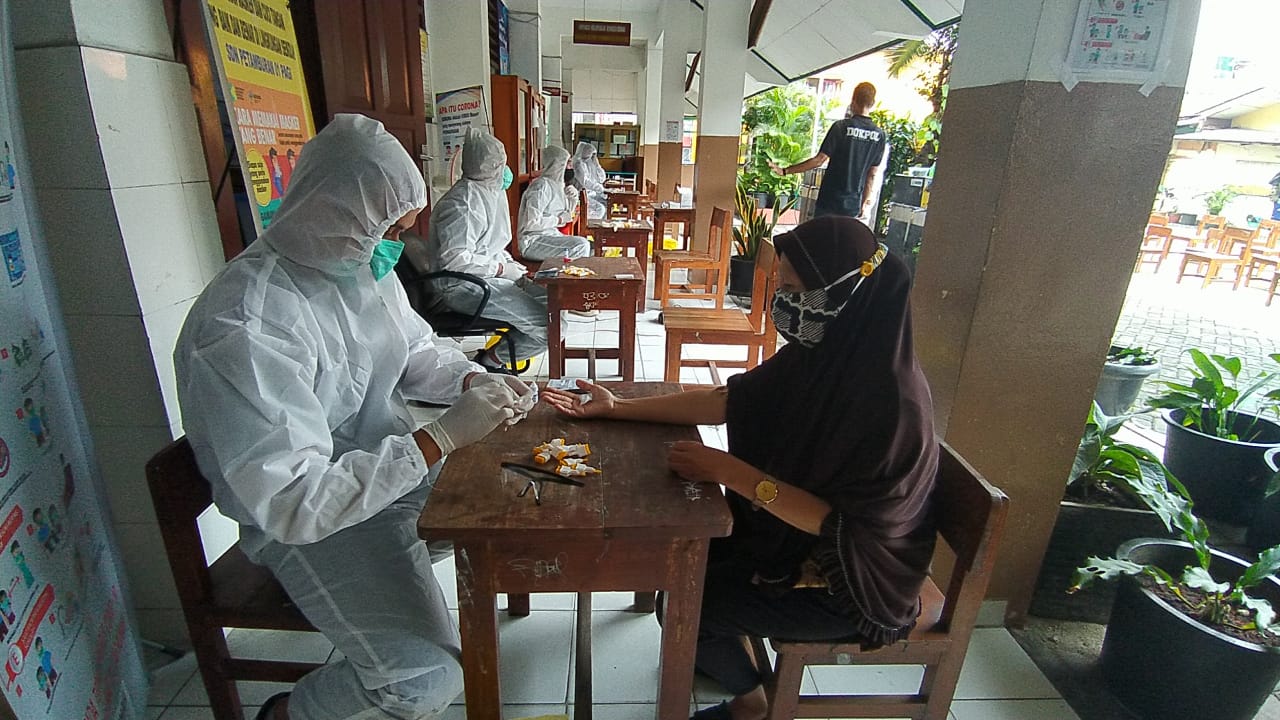 Polda Metro gelar Rapid Test di Petamburan.