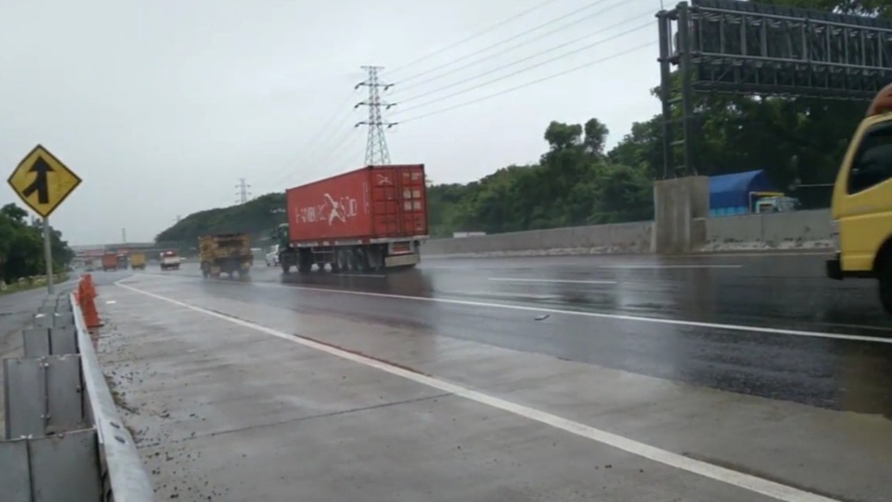 Suasana di Tol Jakarta-Cikampek KM 50