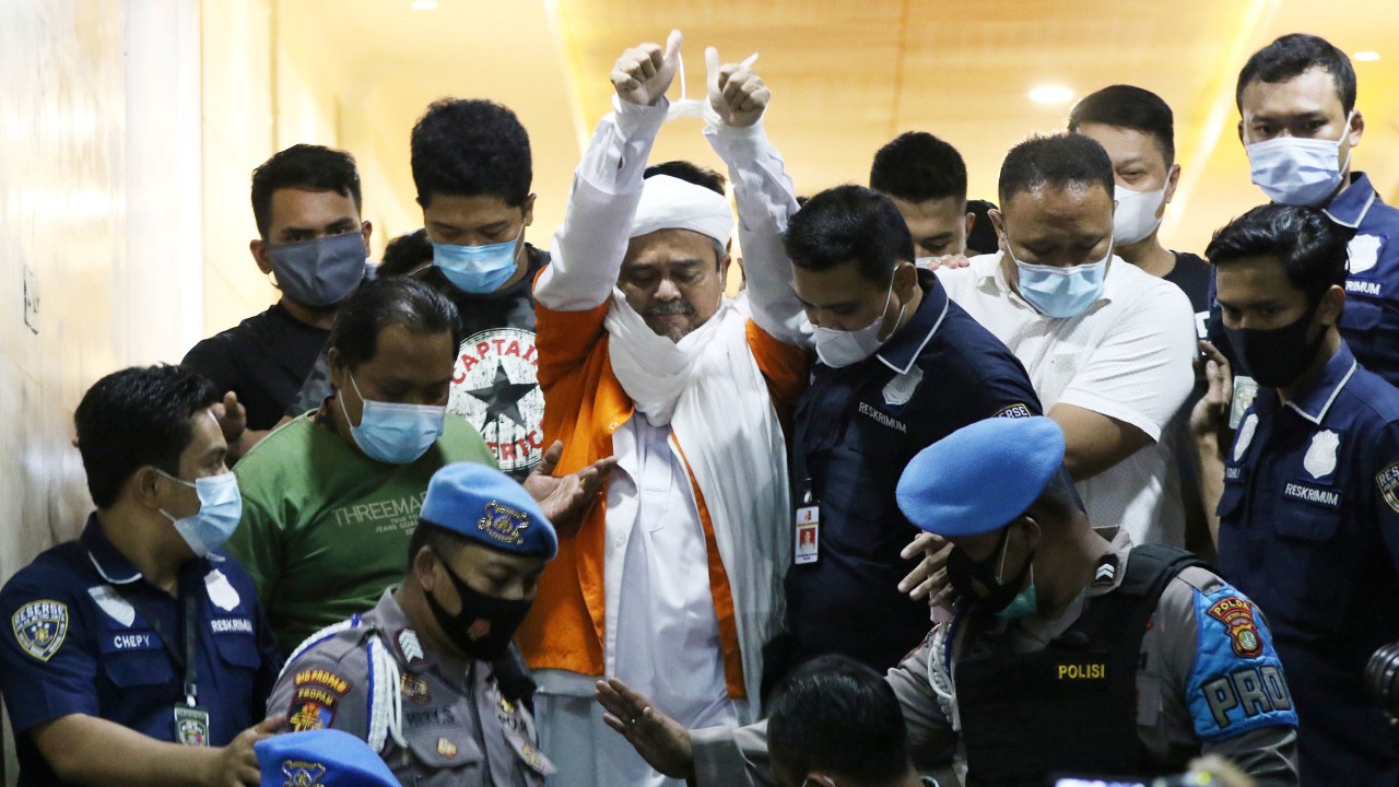 Habib Rizieq menuju mobil tahanan