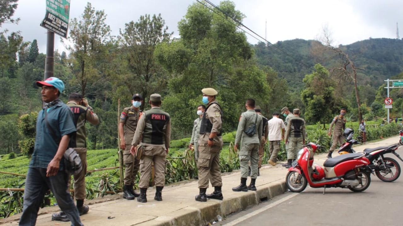 Wisatawan dan PKL di Puncak dibubarkan Satgas COVID-19.