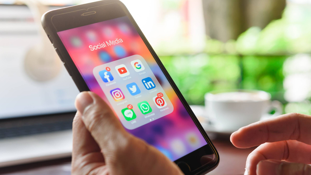 kumplus- opini Heryadi- Riuh Medsos Tuai Sensasi