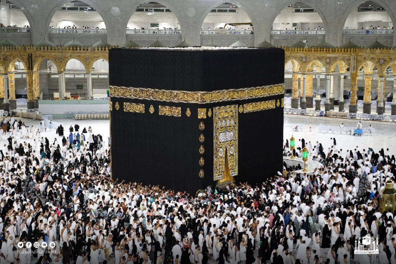 Kerumunan jemaah umrah setelah barrier ditiadakan